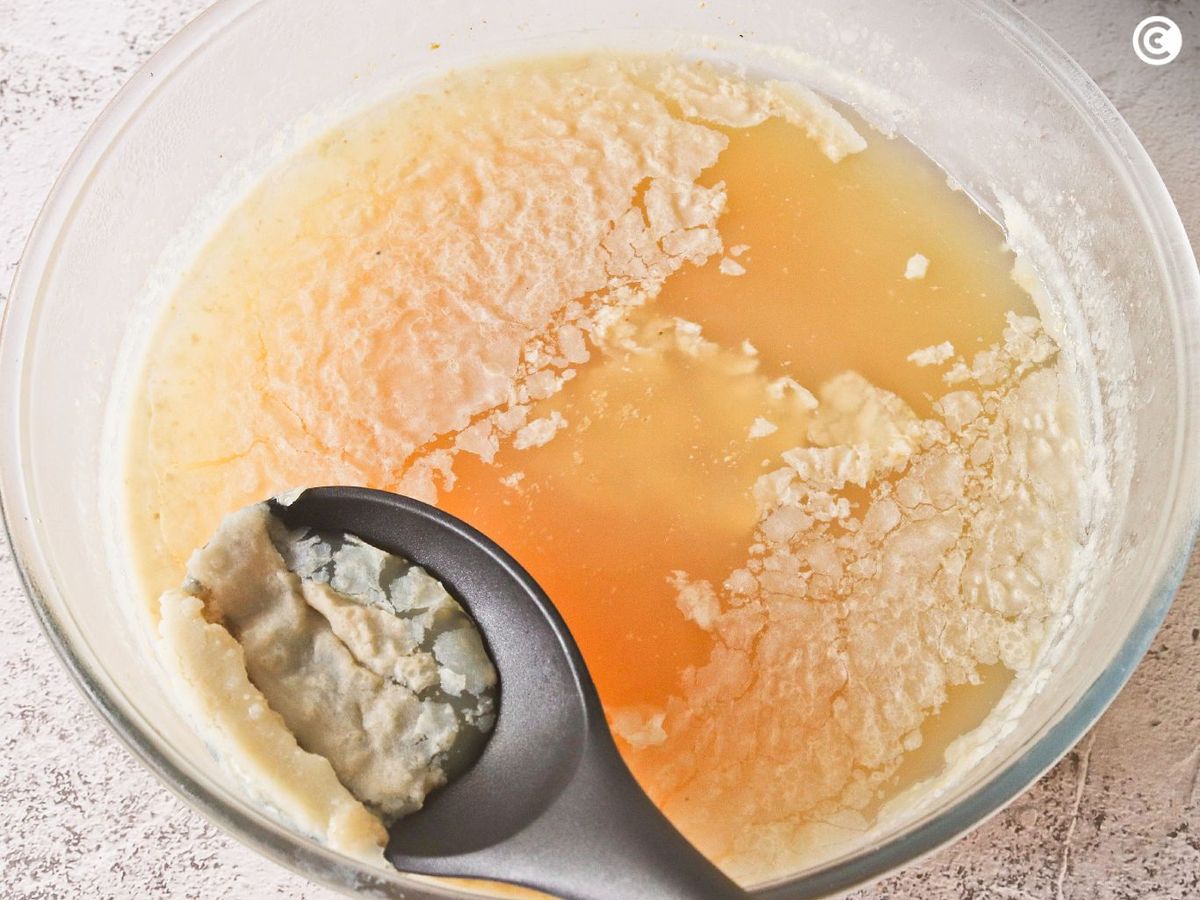 Retirar la capa de grasa del consomé frío