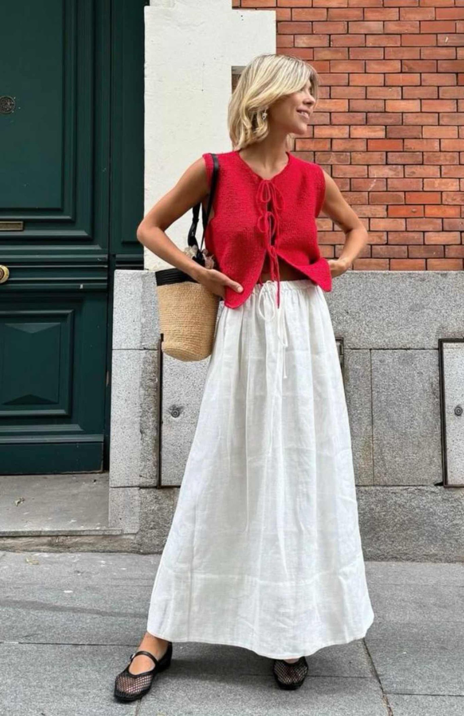 Chaleco colorido con falda blanca de lino. / Pinterest Mafalda Chaleco colorido con falda blanca de lino. / Pinterest Mafalda