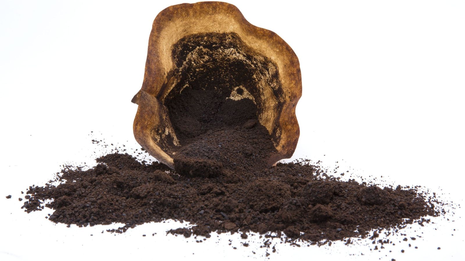 Los posos del café son excelentes para olores persistentes y crónicos