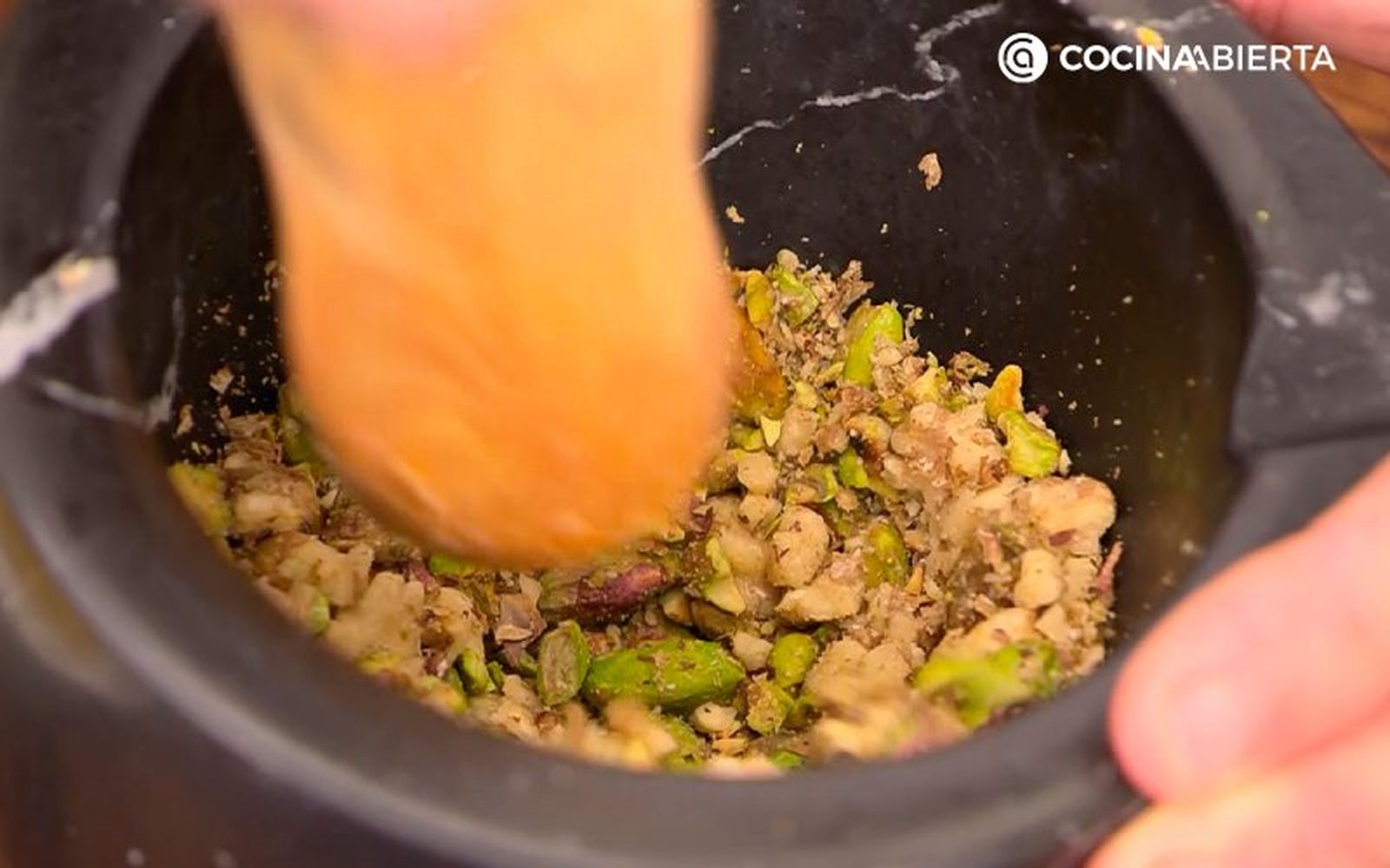 Después de tostarlos, tritura los frutos secos en un mortero Después de tostarlos, tritura los frutos secos en un mortero