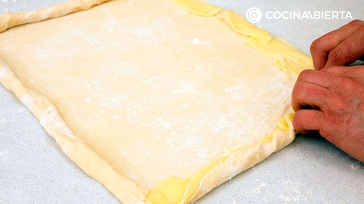 Como hacer pizzas caseras con borde relleno queso KARL5349