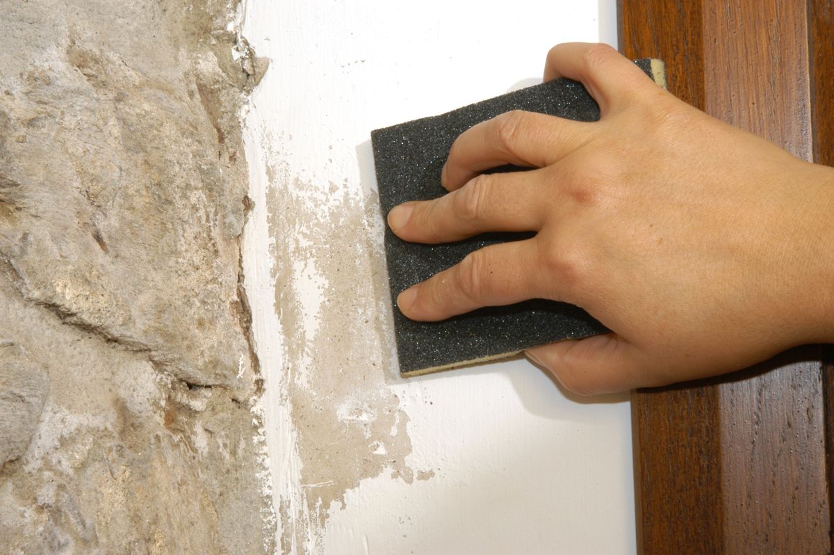 Lijar la zona con una lija de mano