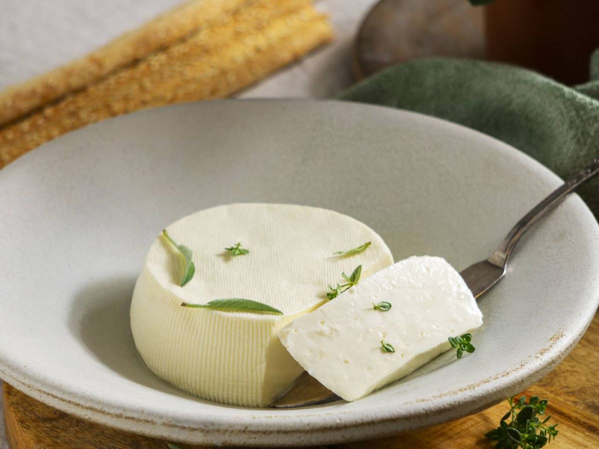 Queso fresco tipo Burgos, de textura compacta y sabor neutro, diferente al grumoso cottage.