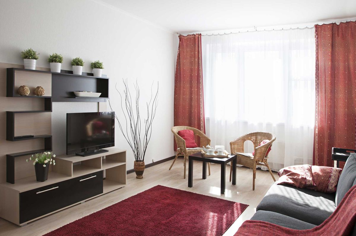 Sala de color rojo, gris y beige   alfombra