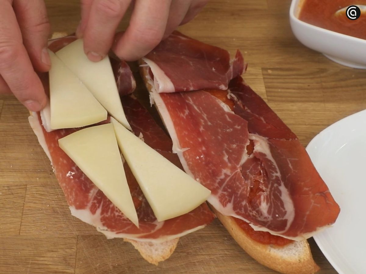 Añade salsa de tomate, jamón de bodega y queso de oveja para crear el primer panini