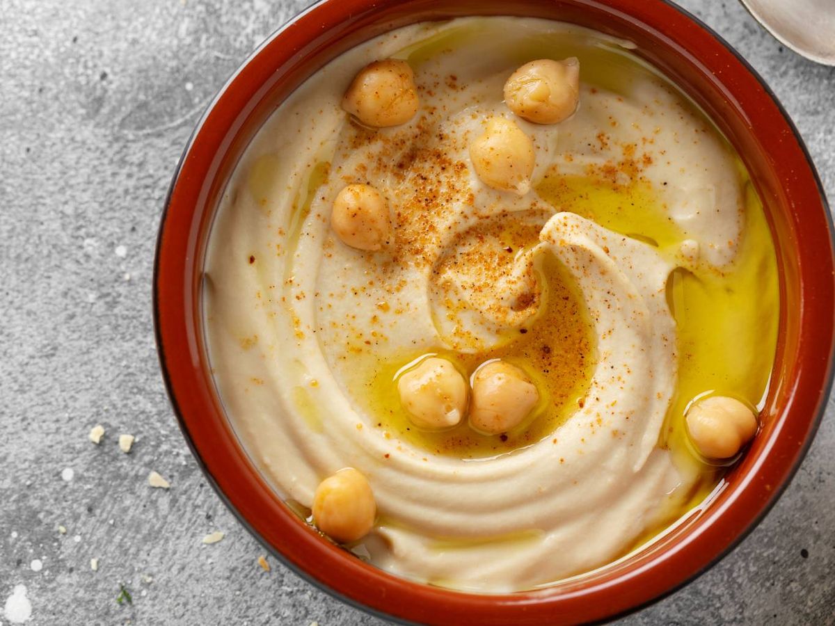 El hummus es una de las preparaciones básicas que puedes dejar lista.