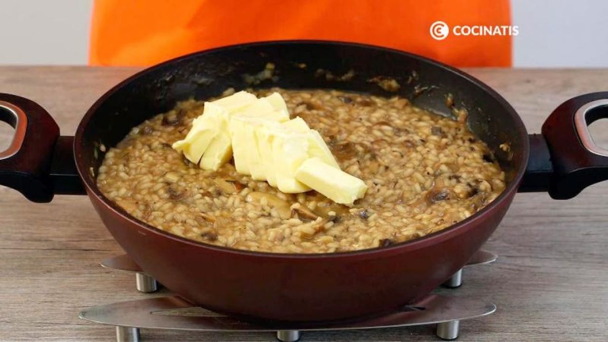 Añade la mantequilla al risotto