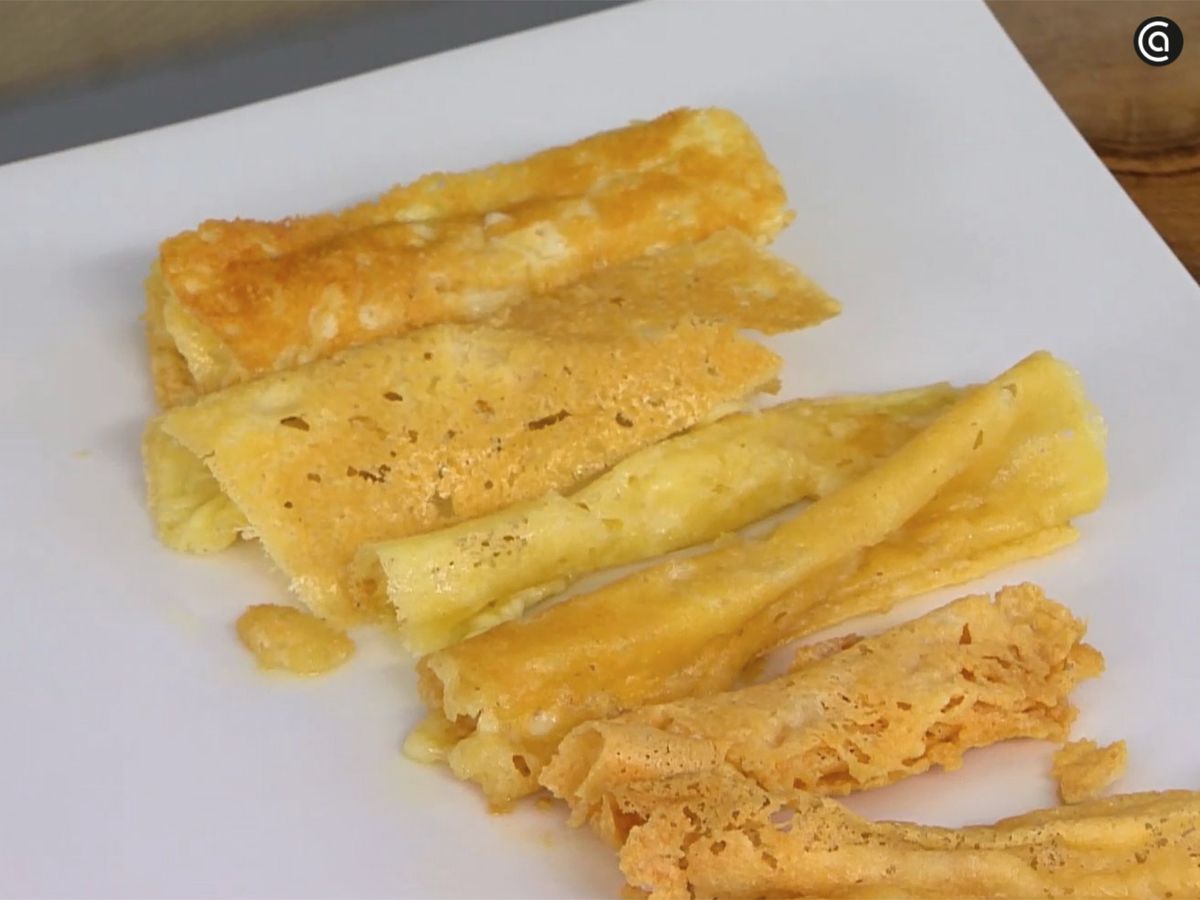 Fríe el queso en una sartén hasta que quede dorado y crujiente
