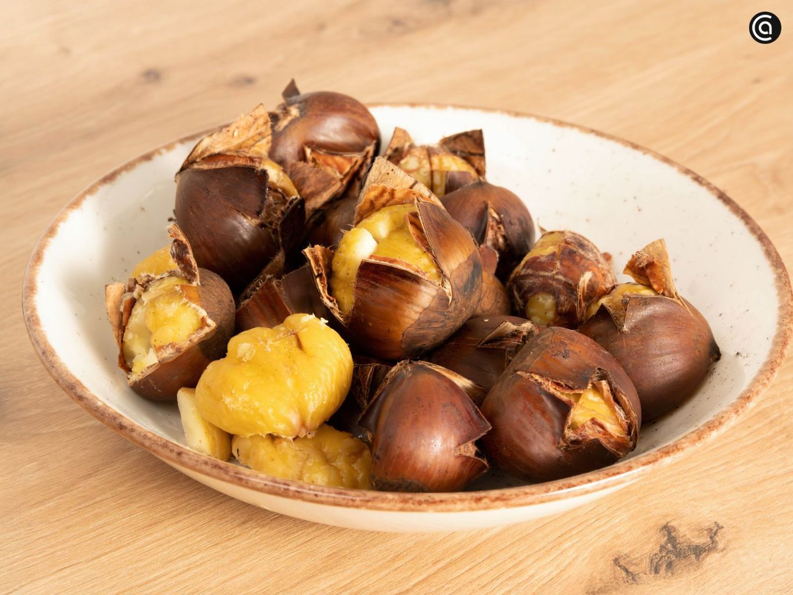 Coloca las castañas tibias en un plato Coloca las castañas tibias en un plato