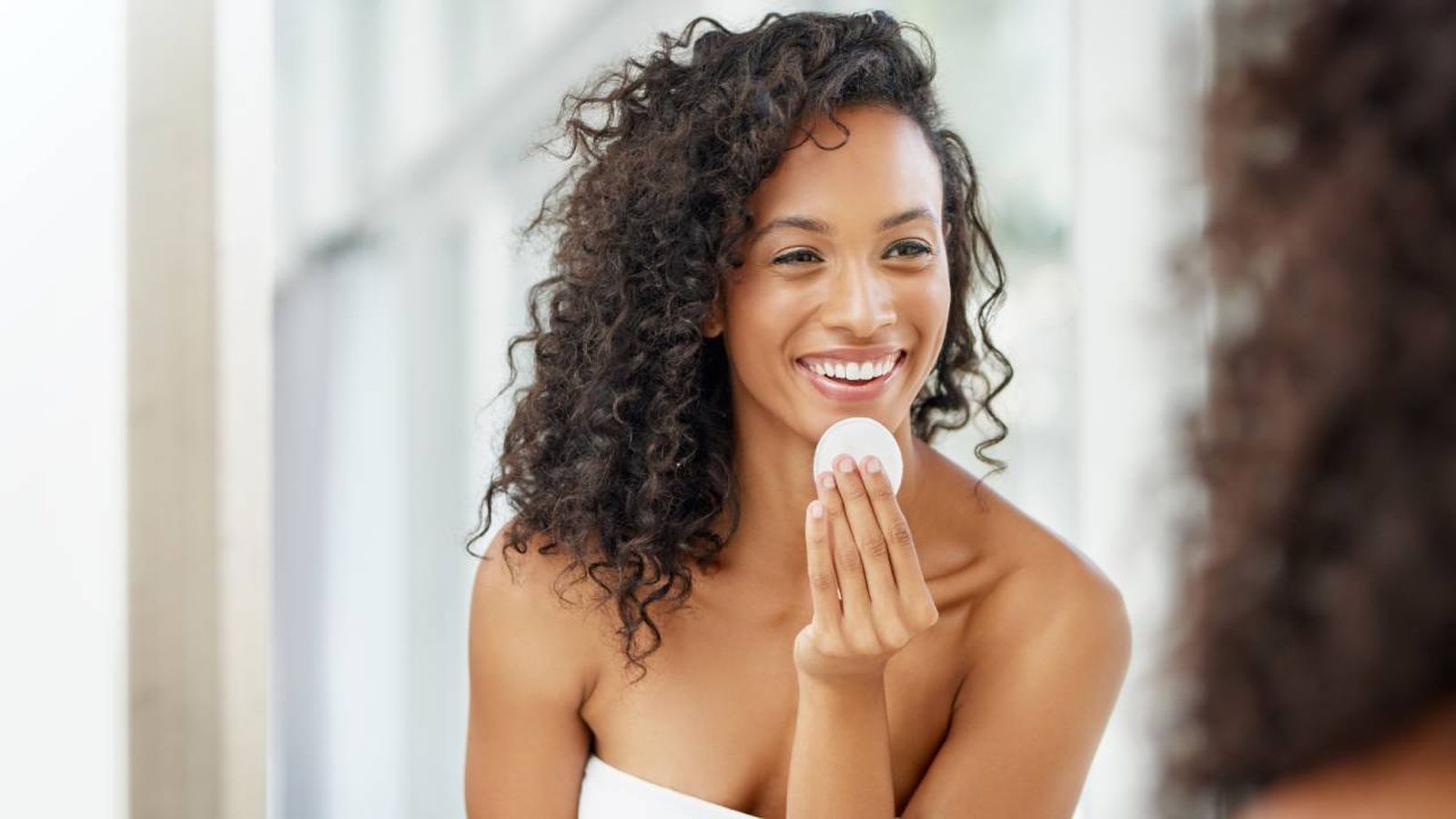 aplicar tonico facial sobre la piel del rostro