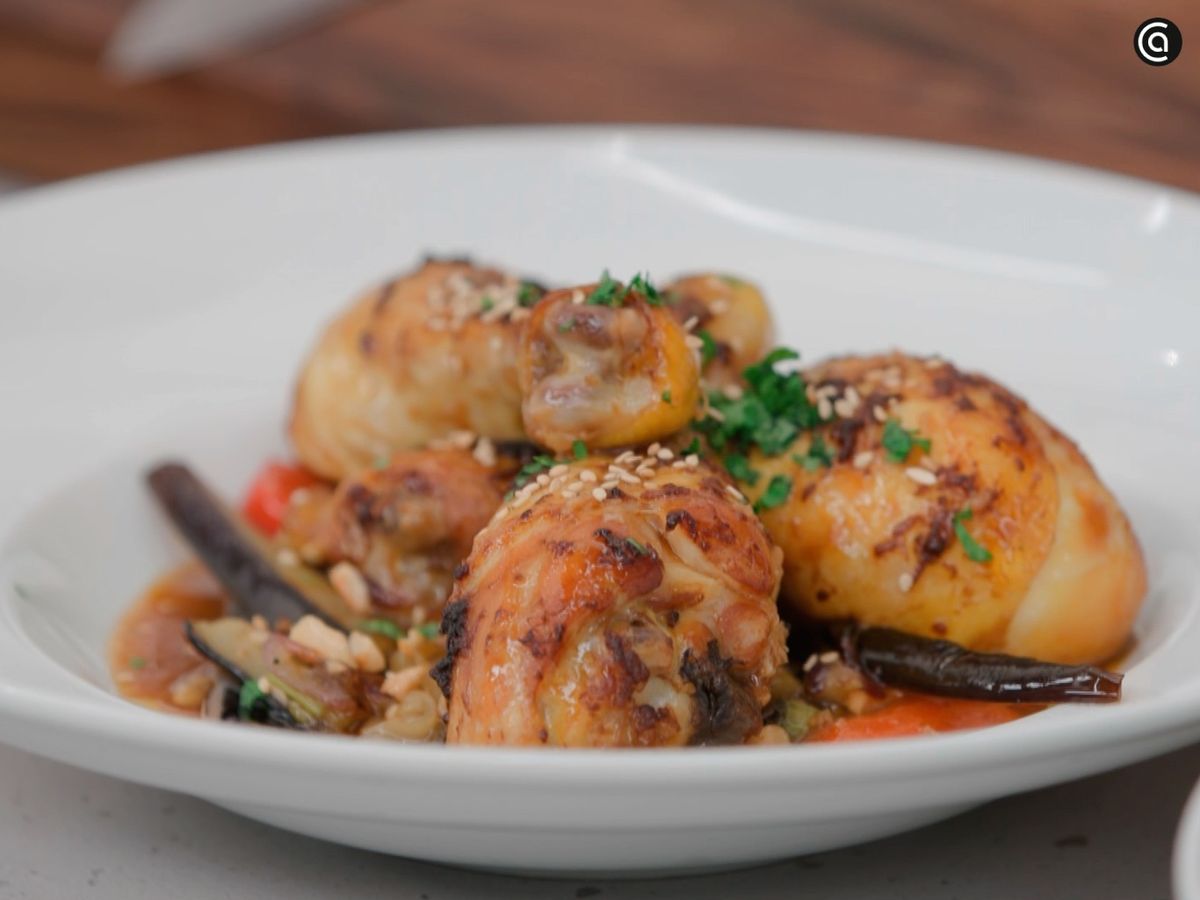 Vierte un poco de salsa sobre los muslos de pollo a la tailandesa