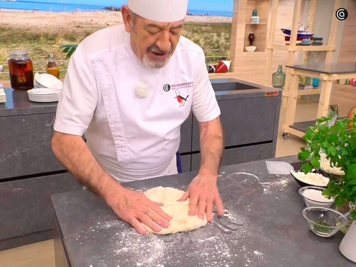 Dale forma de pizza con las manos o un rodillo