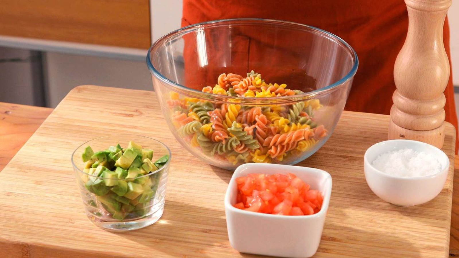 Añade el aguacate y el tomate Ensalada de pasta Paso 5
