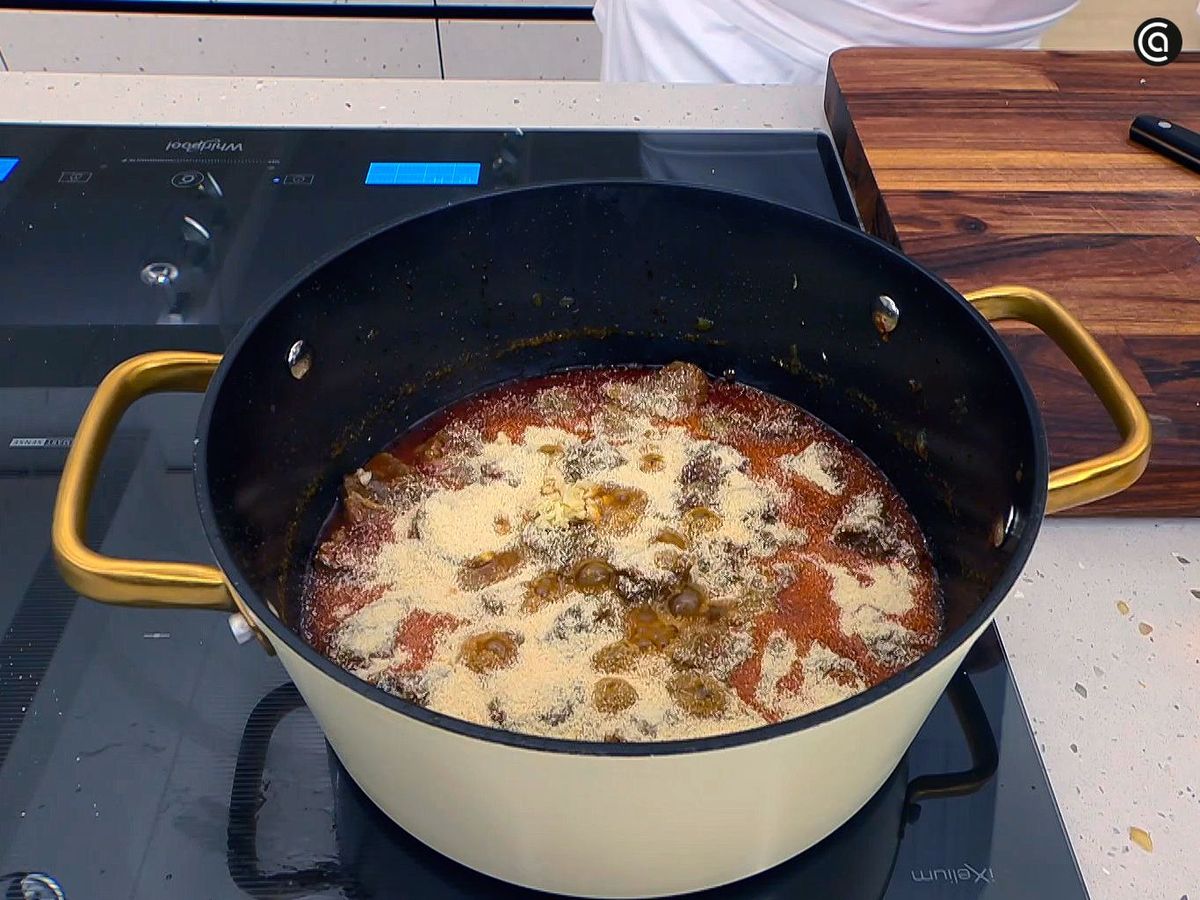 Añade pan rallado al goulash de carrilleras