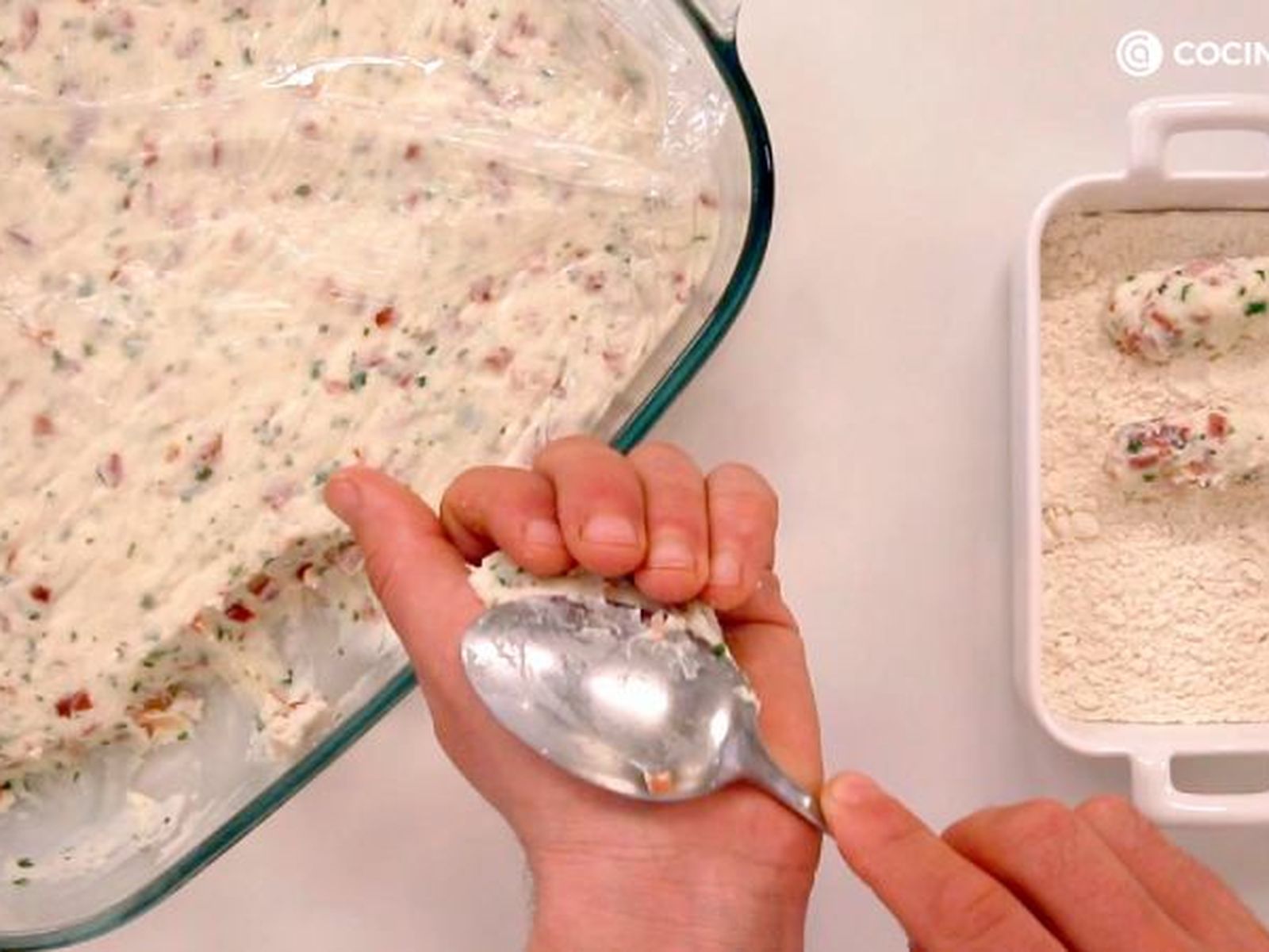 Ayúdate de una cuchara para darles forma croquetas jamon paso 4