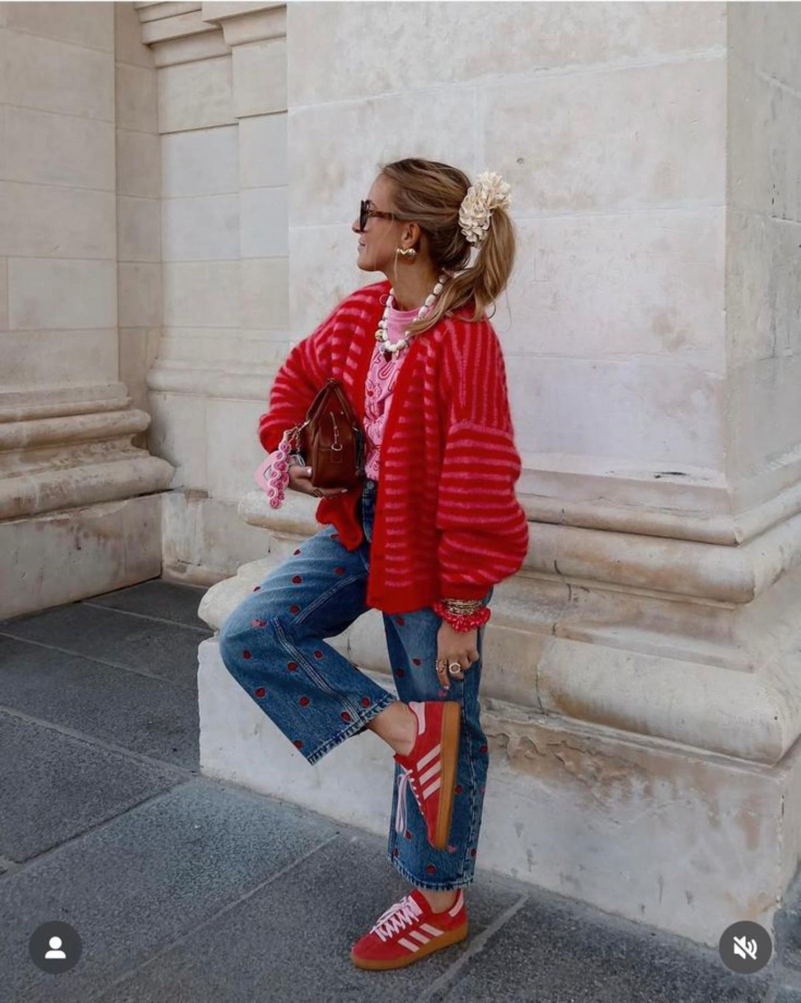 Los looks que combinan el cardigan con el calzado son muy alegres.