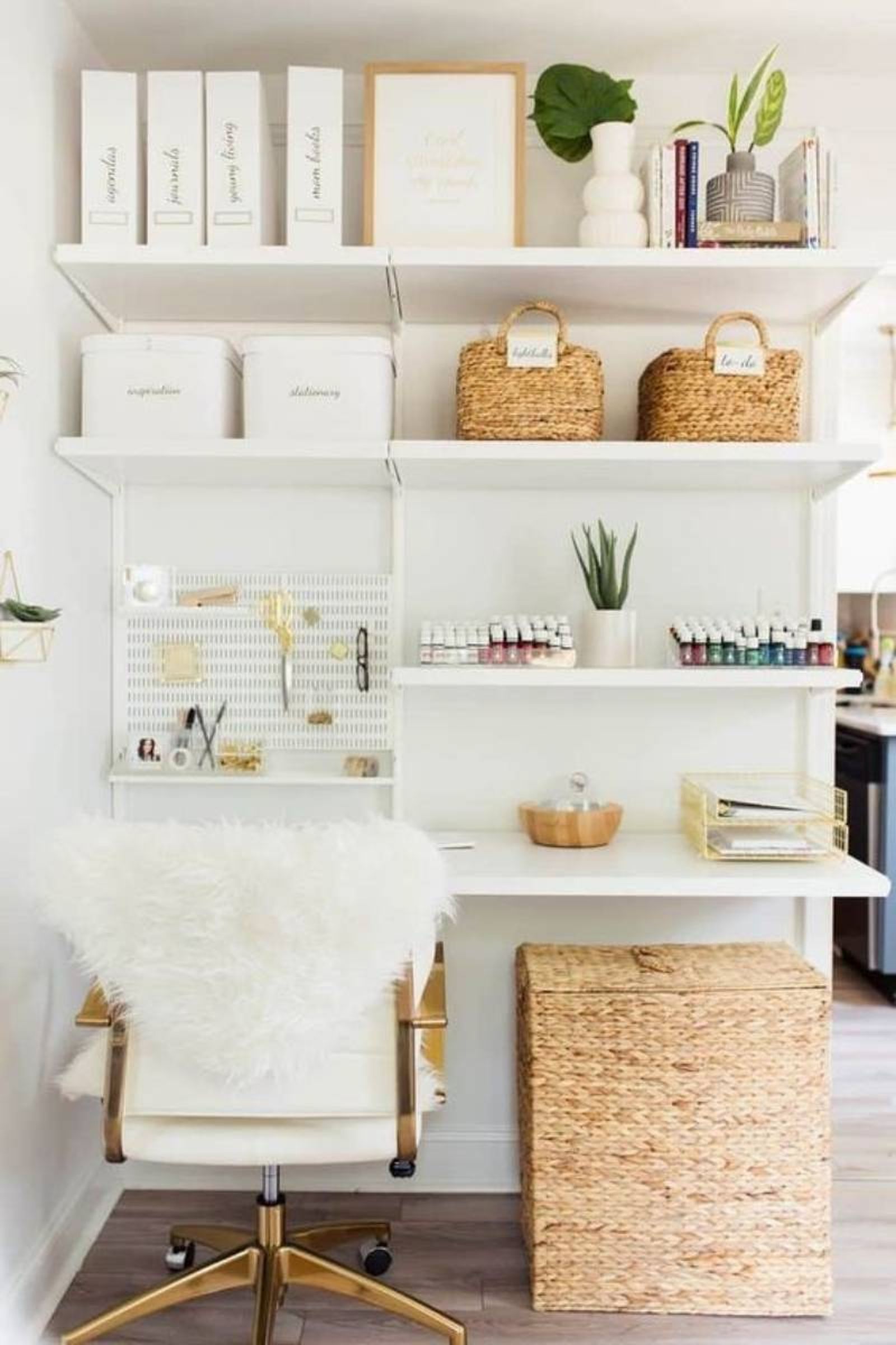 Estudio acogedor decorado con cestas de fibras naturales. Estudio acogedor decorado con cestas de fibras naturales.
