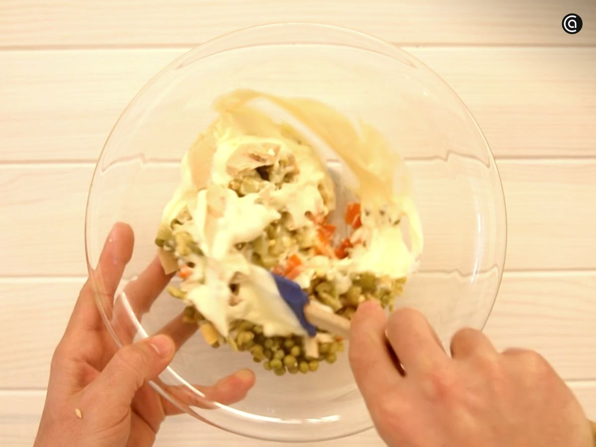 Incorpora la mayonesa y mezcla bien