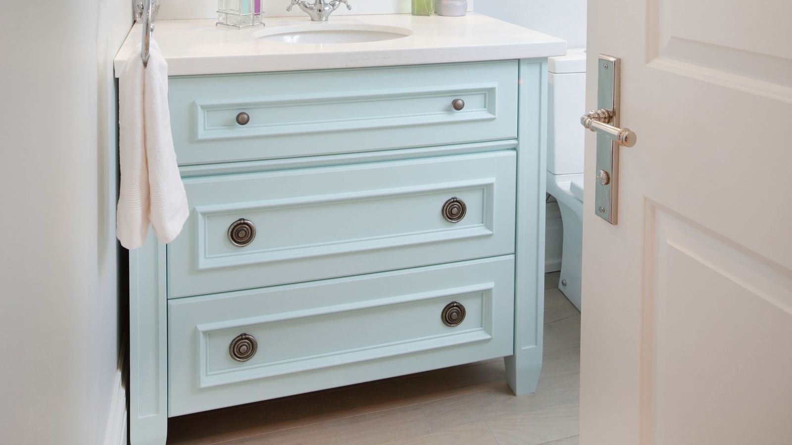 Un tocador con almacenamiento es fundamental en el baño