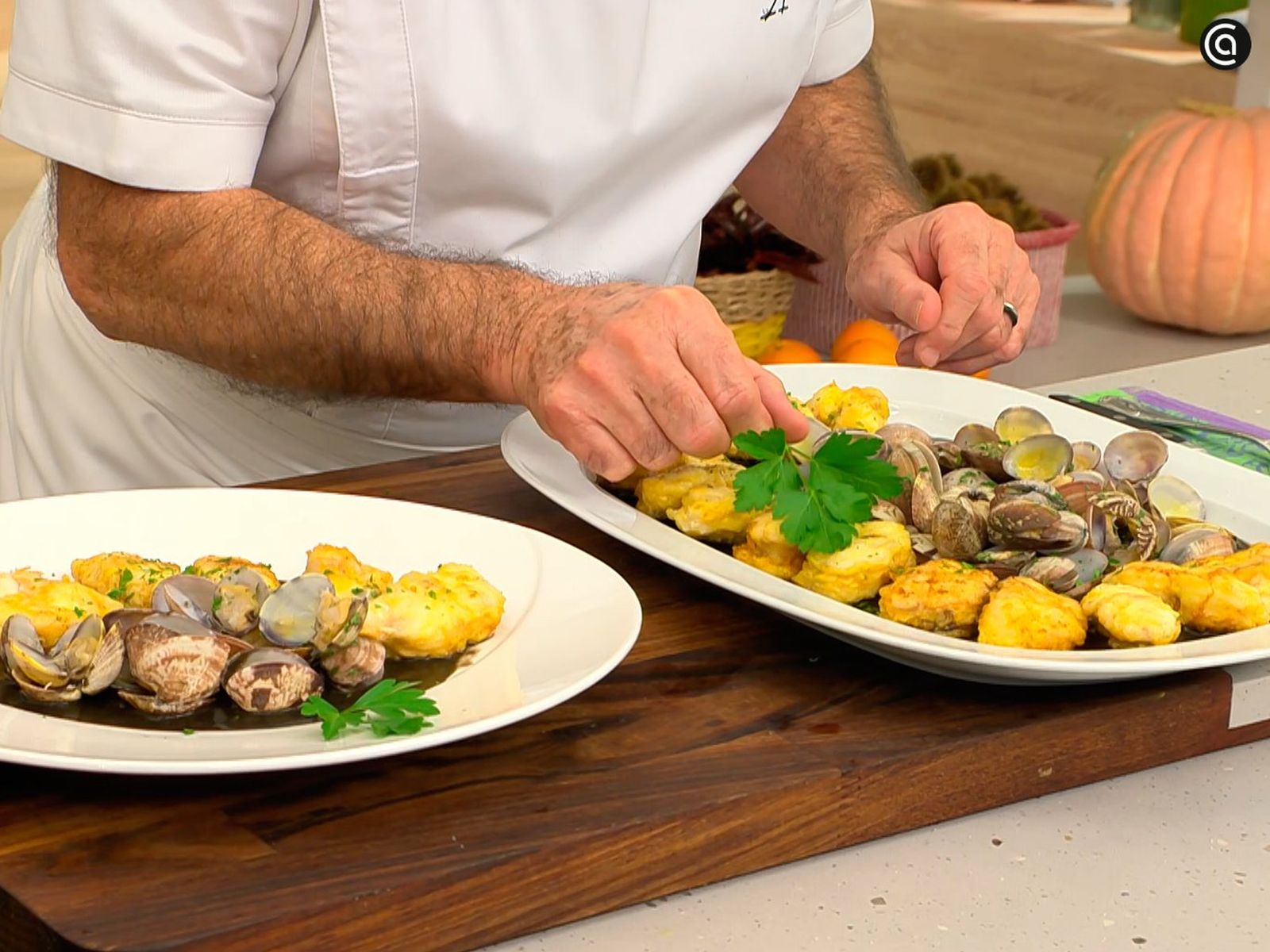 Acompaña el rape rebozado con almejas y termina con la salsa negra