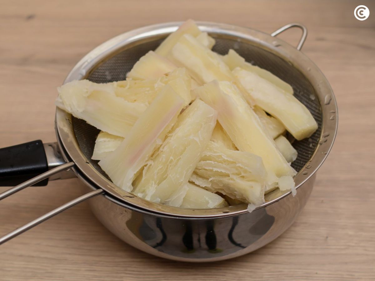 Yuca-en bastones para hacerla frita