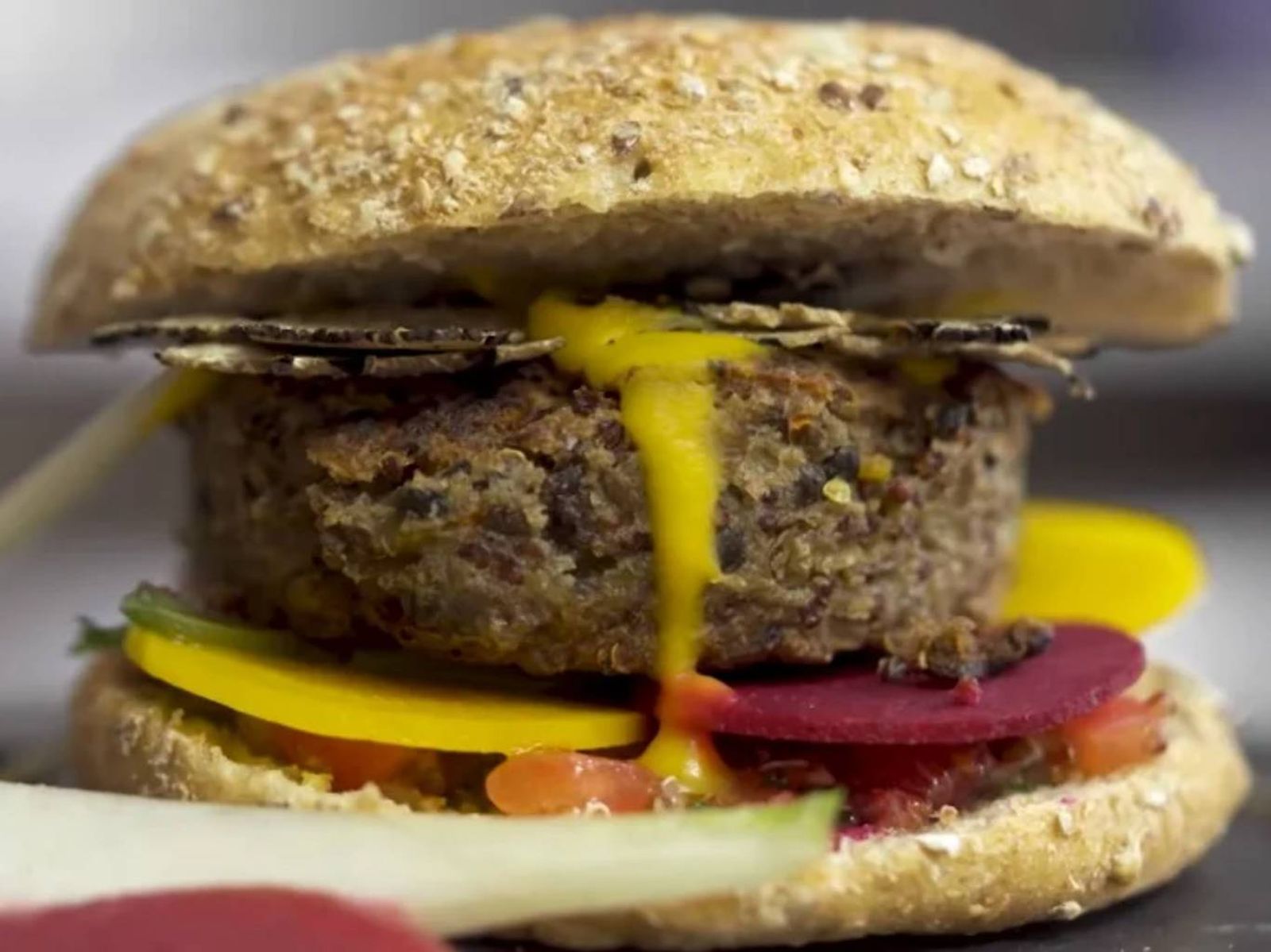 Hay países en los que ya puedes comer una hamburguesa con grillos.