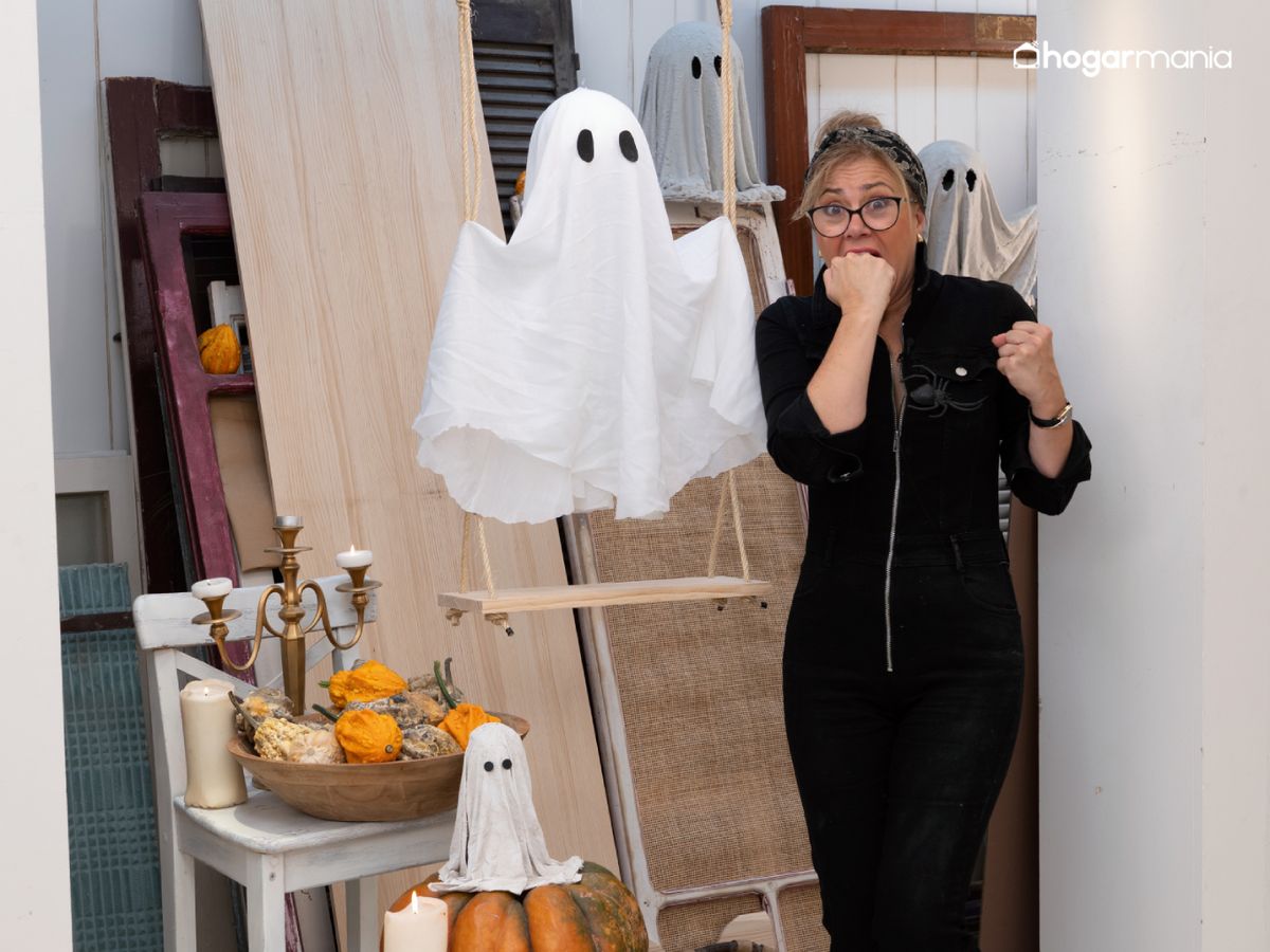 Un rincón de miedo… ¡y de risa! Fantasma colgante que dan un toque original a la decoración de Halloween.