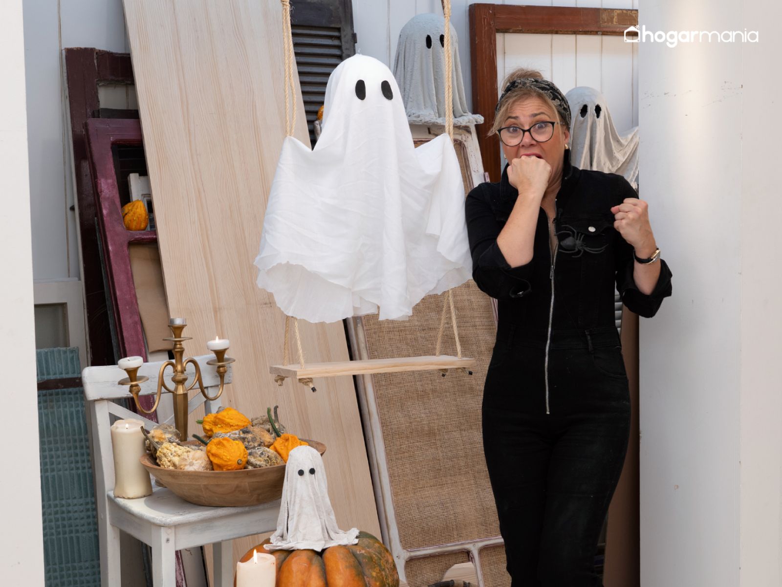 Un rincón de miedo… ¡y de risa! Fantasma colgante que dan un toque original a la decoración de Halloween. Un rincón de miedo… ¡y de risa! Fantasma colgante que dan un toque original a la decoración de Halloween.