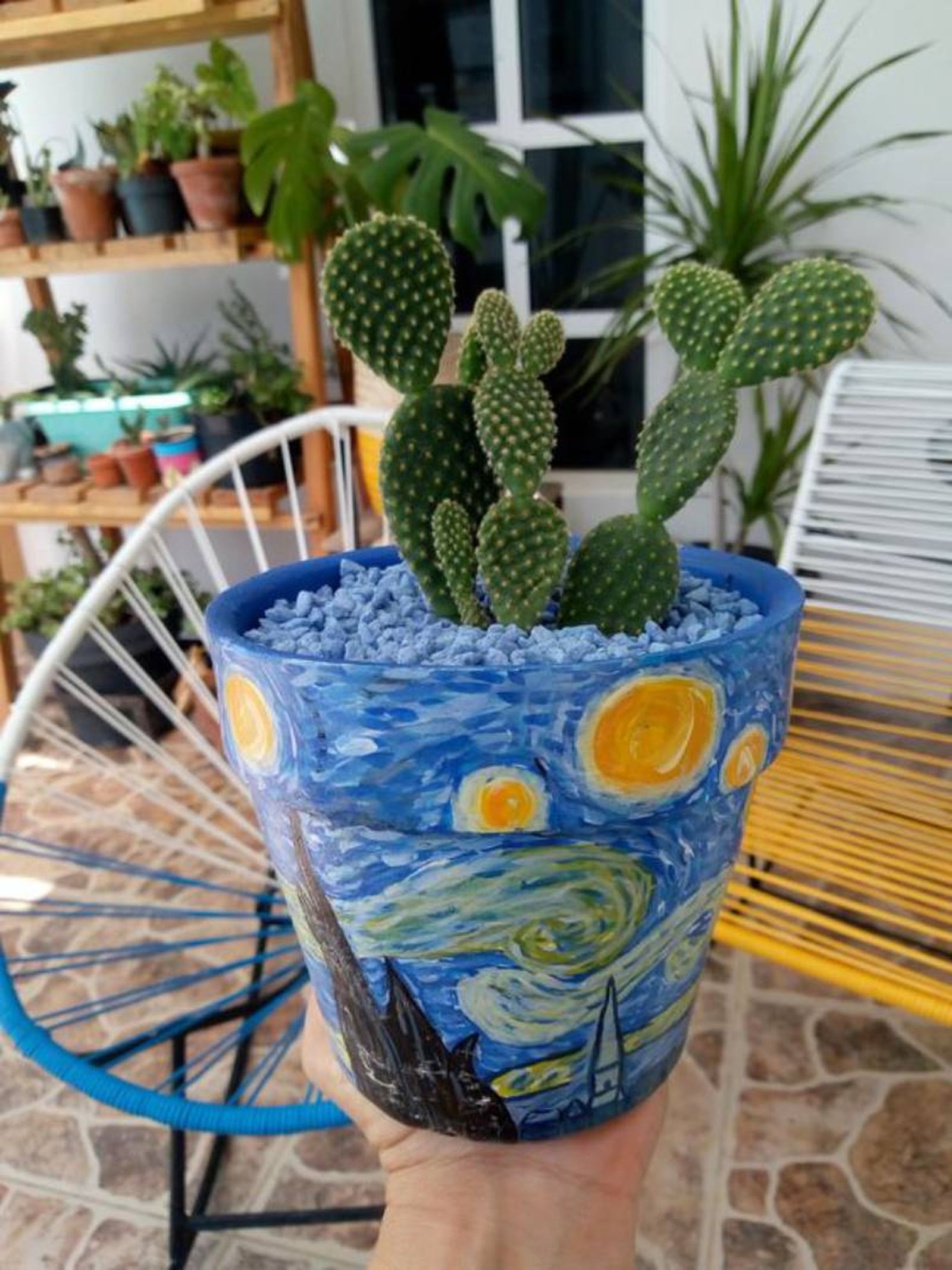 Maceta pintada con La noche estrellada de Van Gogh. Maceta pintada con La noche estrellada de Van Gogh.