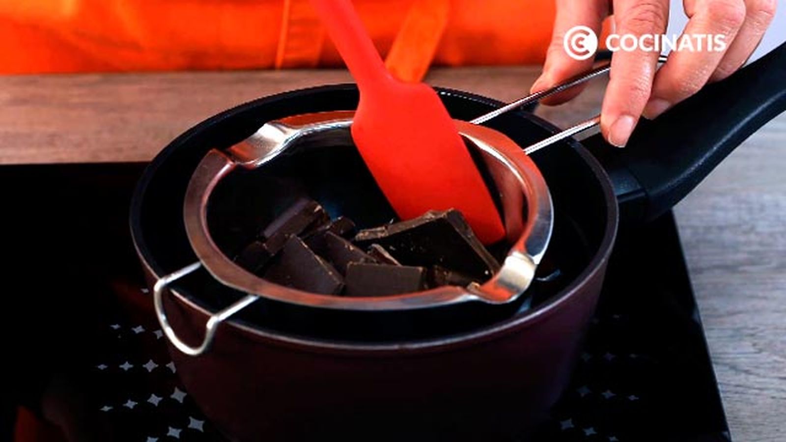 Funde el chocolate al baño maría Receta de bocados de chocolate y frutos secos  paso 2