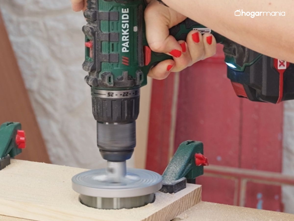 Con brocas de corona, los retales de madera se transforman en discos de distintos tamaños.