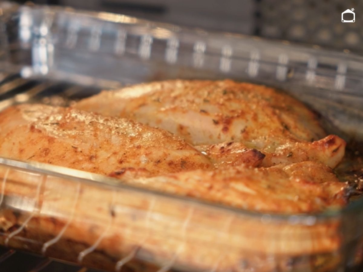 Cocción del solomillo de pavo en el horno hasta dorar.