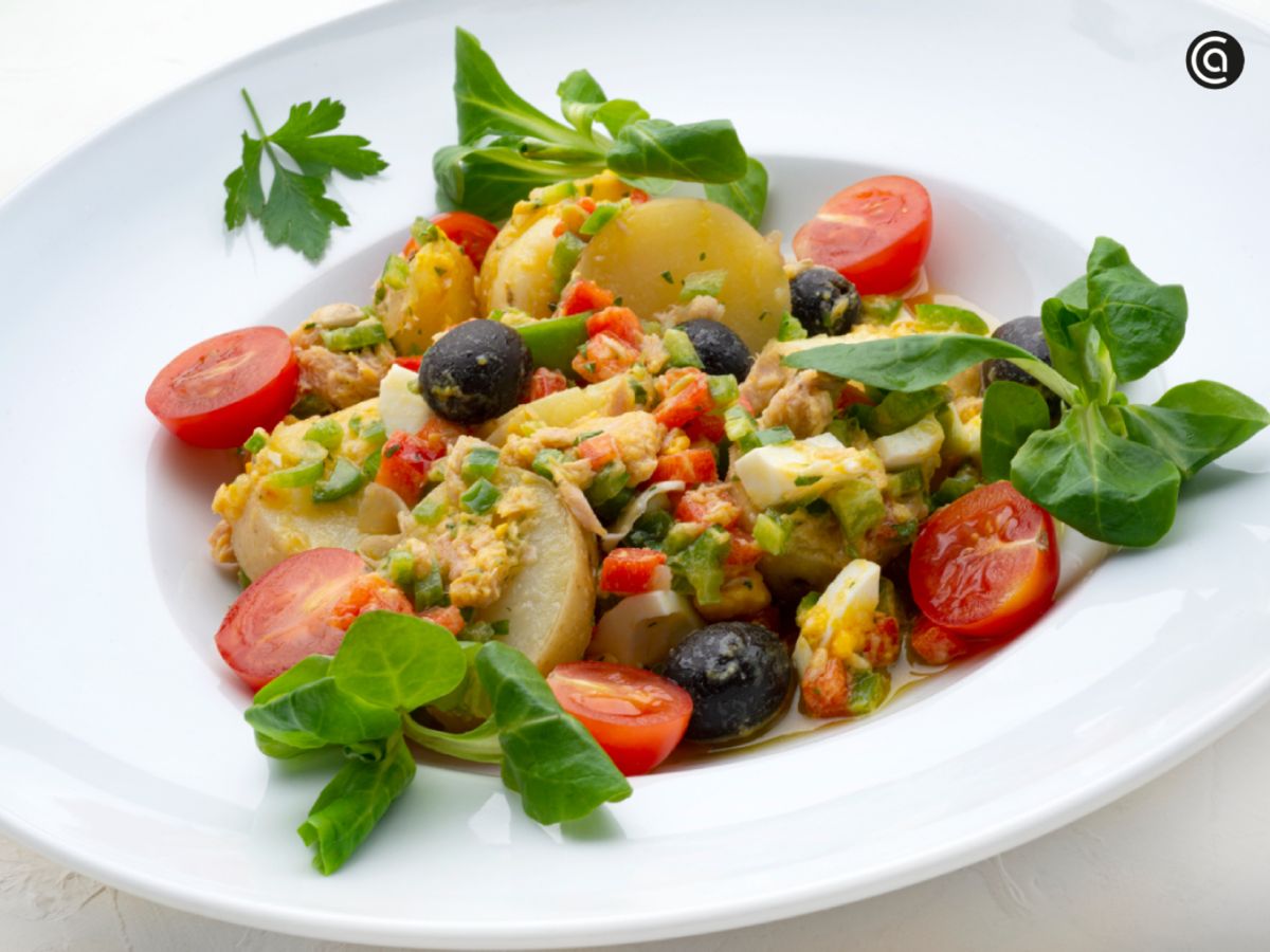 Ensalada campera con patata, huevo, atún y pimientos, un clásico fresquito para el táper de verano.