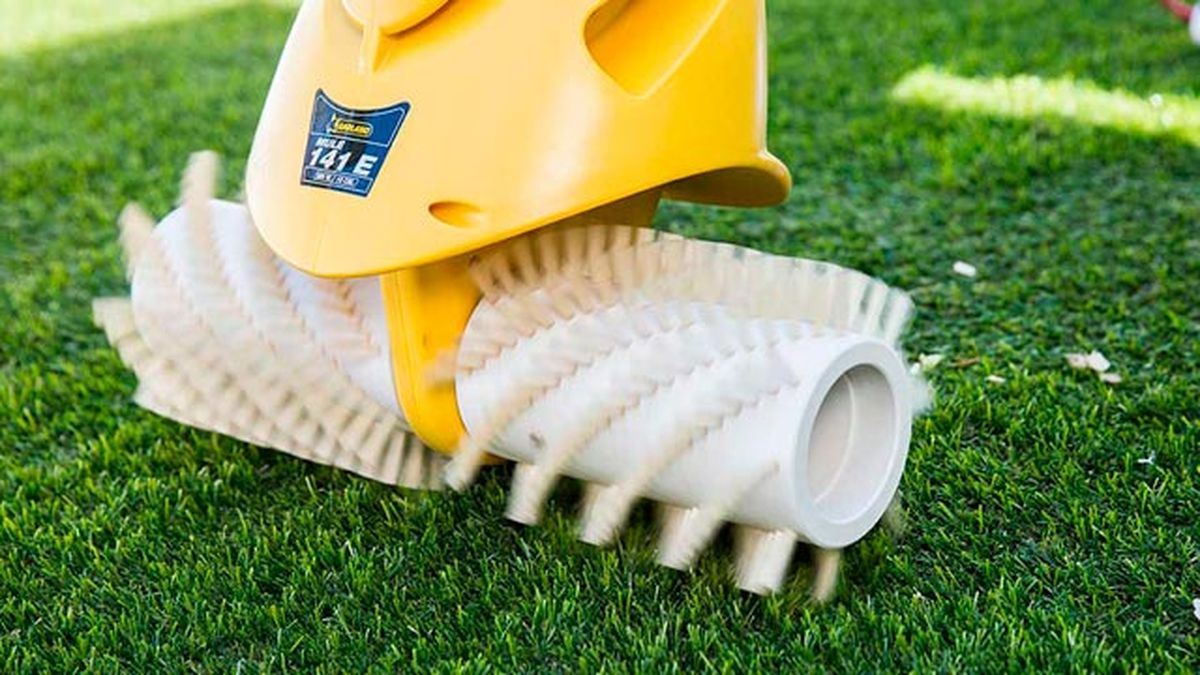 Como barrer y peinar el cesped artificial p8