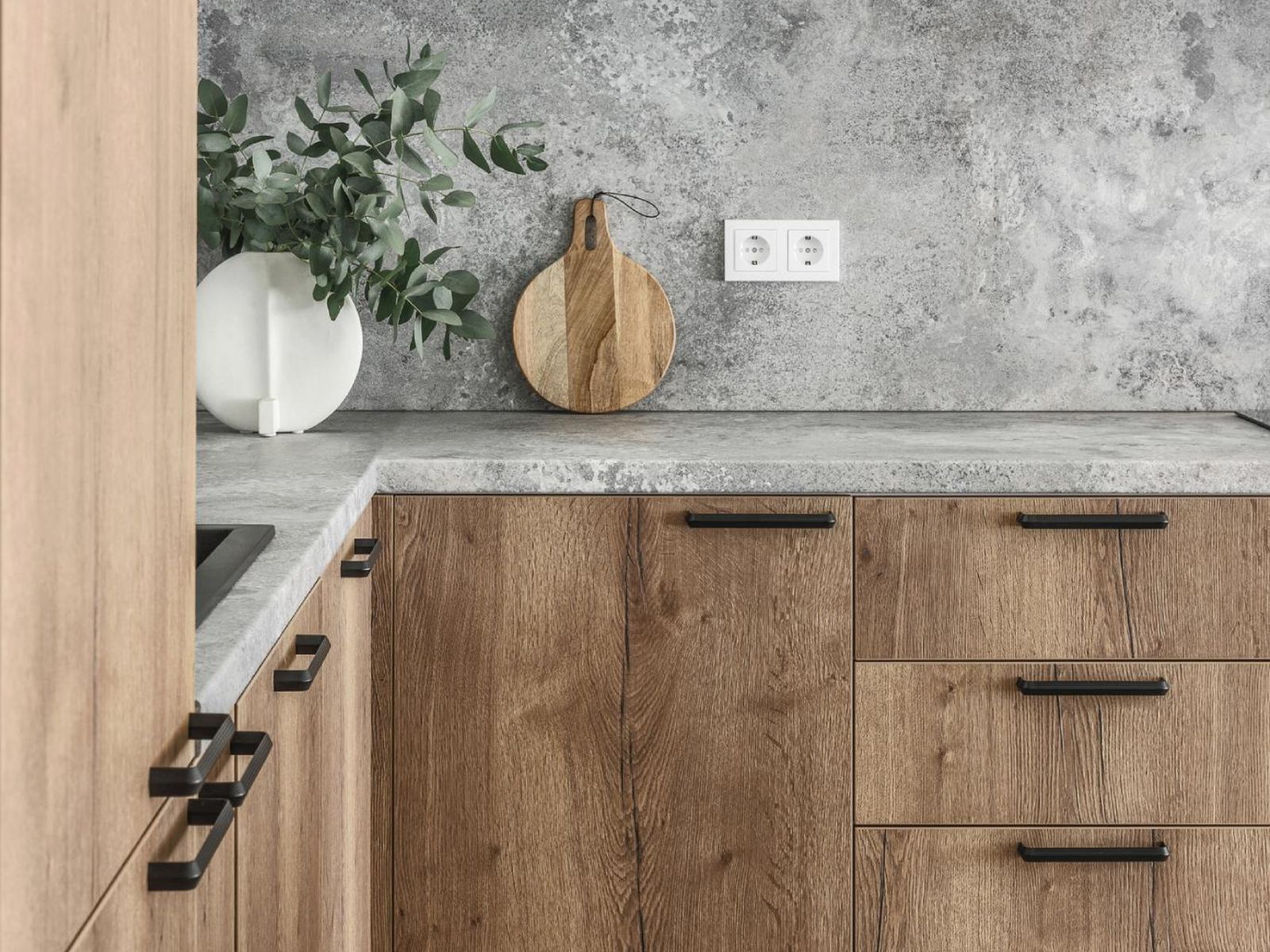 Cocina rústica con encimera gris. Cocina rústica con encimera gris.