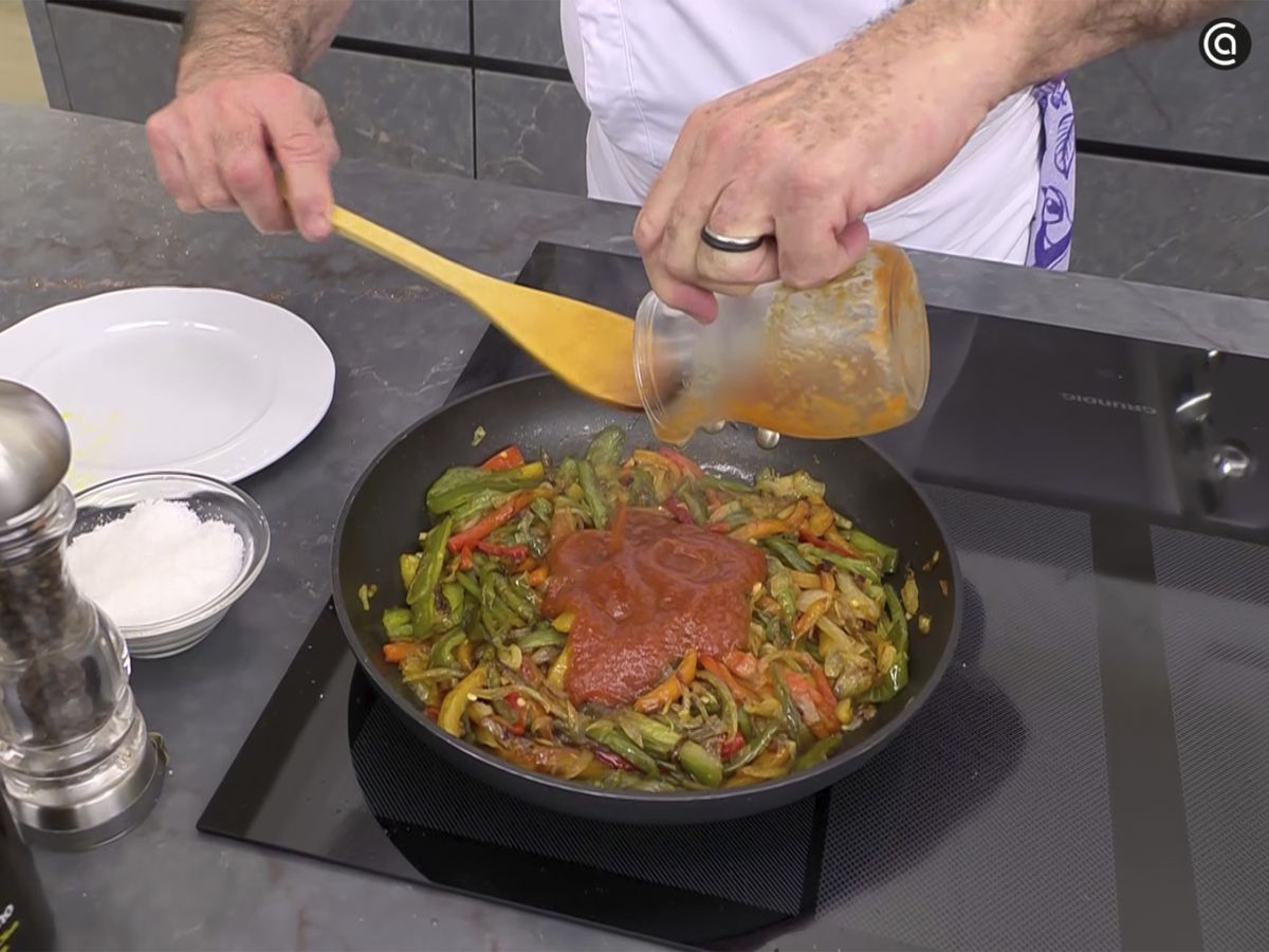 Añade la salsa de tomate