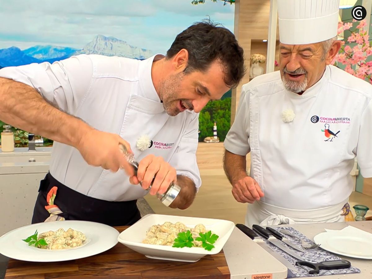 Espolvorea pimienta sobre los ñoquis con salsa de queso azul