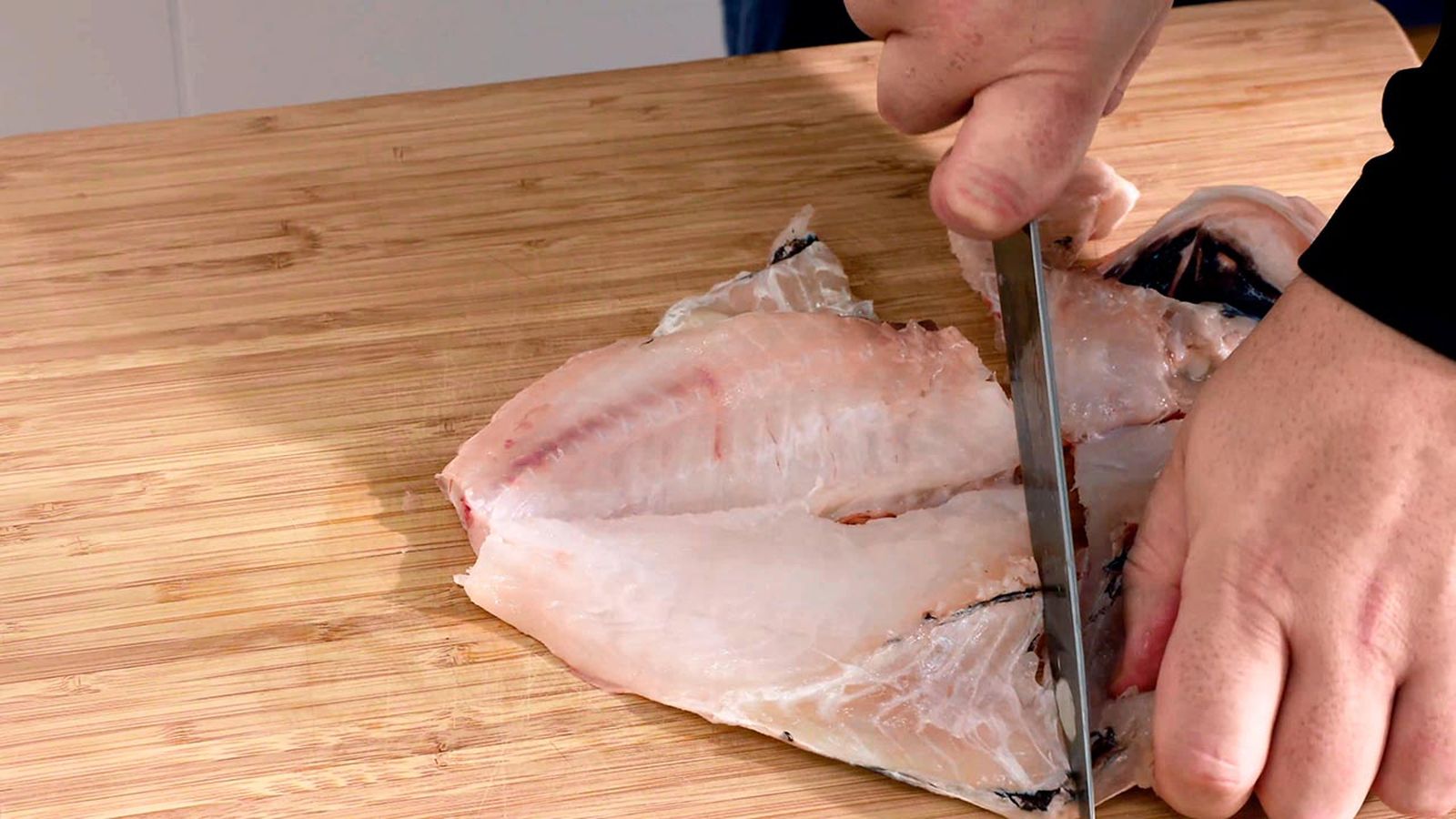 Limpia el pescado y saca los lomos Receta de pastel de cabracho paso 1