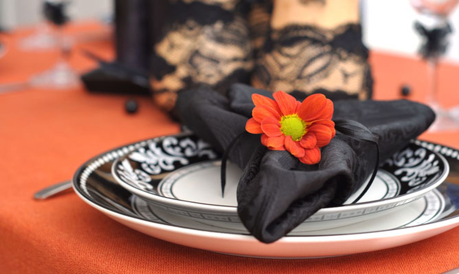 Cómo decorar la casa para hacer una fiesta de Halloween mesa formal Cómo decorar la casa para hacer una fiesta de Halloween mesa formal