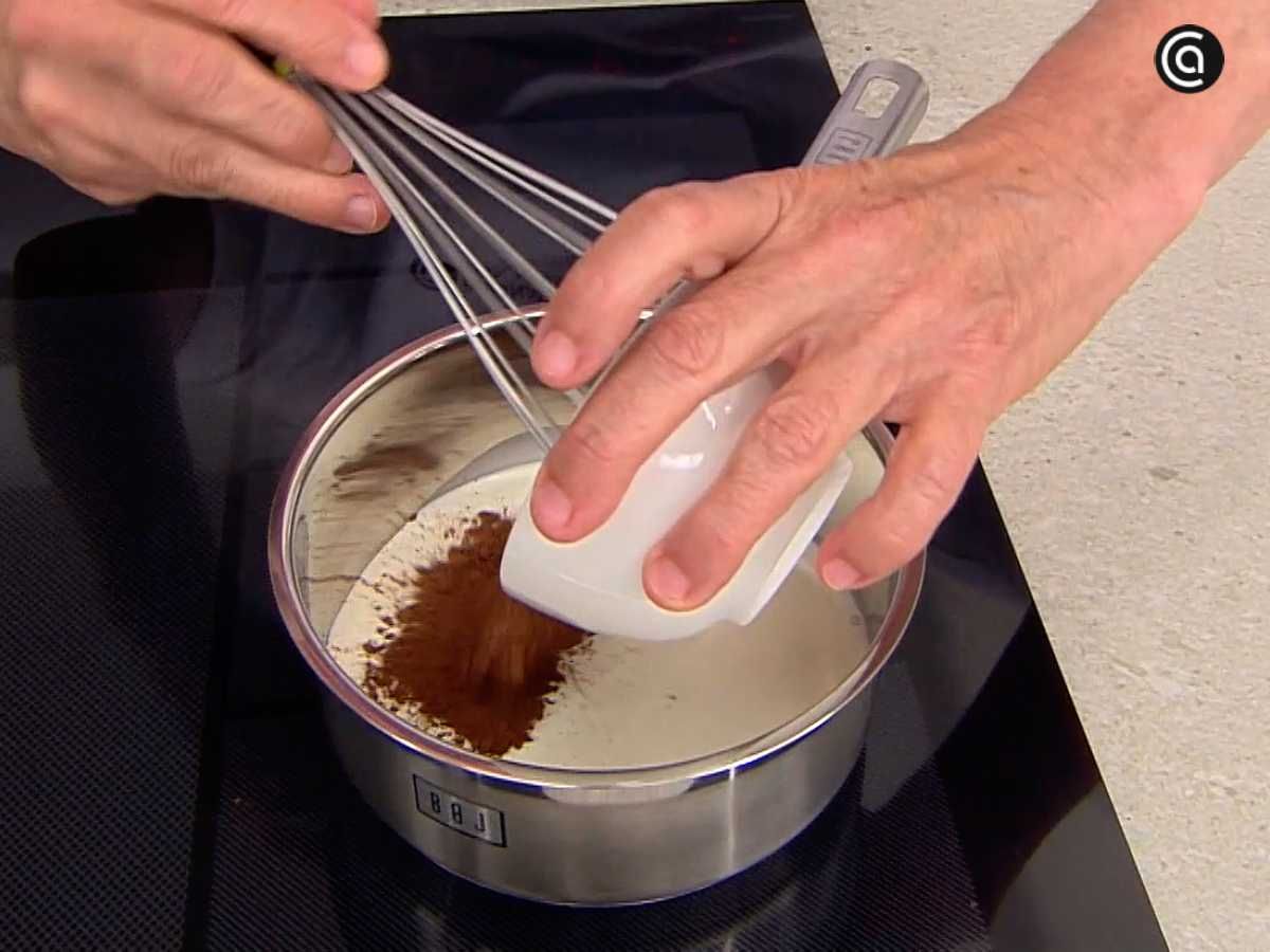 Disuelve el cacao en la nata