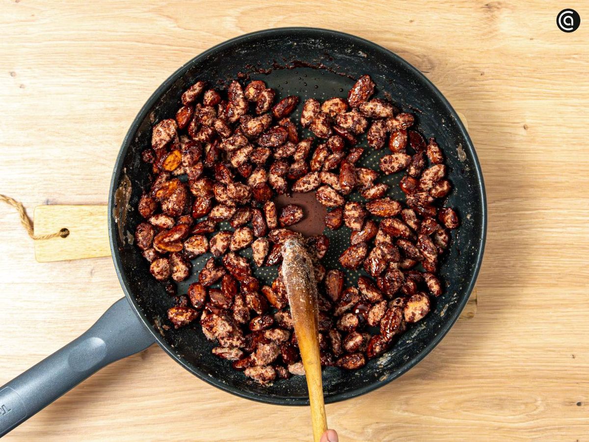 A medida que el azúcar vuelva a caramelizar, sigue moviendo las almendras