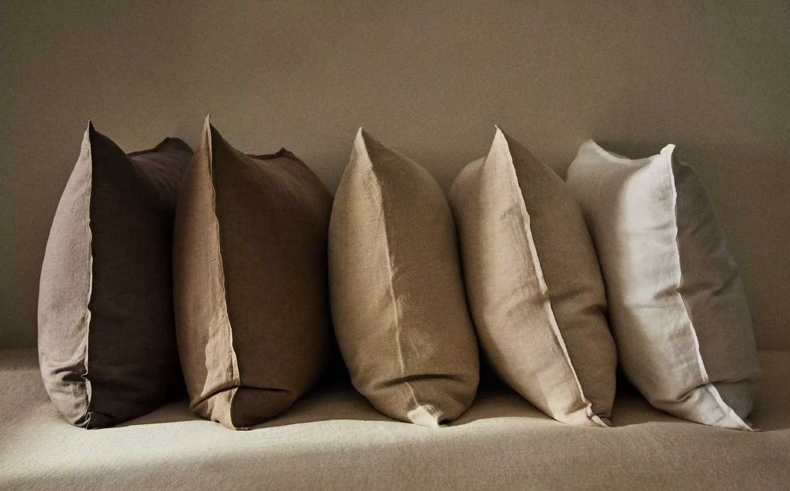 Cojines y fundas de almohada en tonos naturales. Cojines y fundas de almohada en tonos naturales.