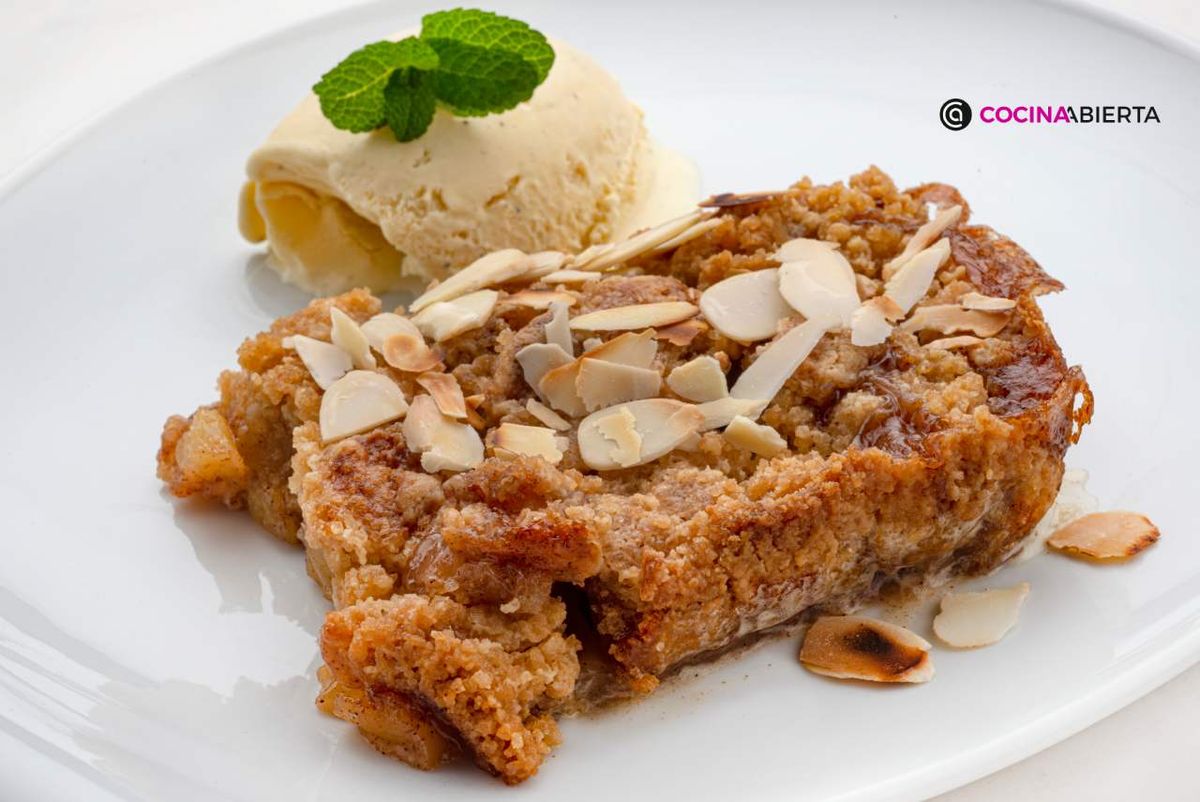 Un postre inglés con una cobertura dorada y crujiente