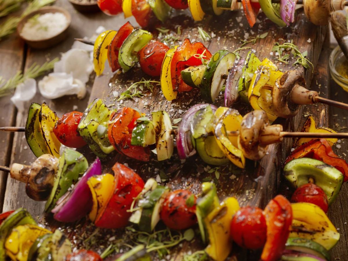 Las brochetas de verduras no pueden faltar en una barbacoa de verano.