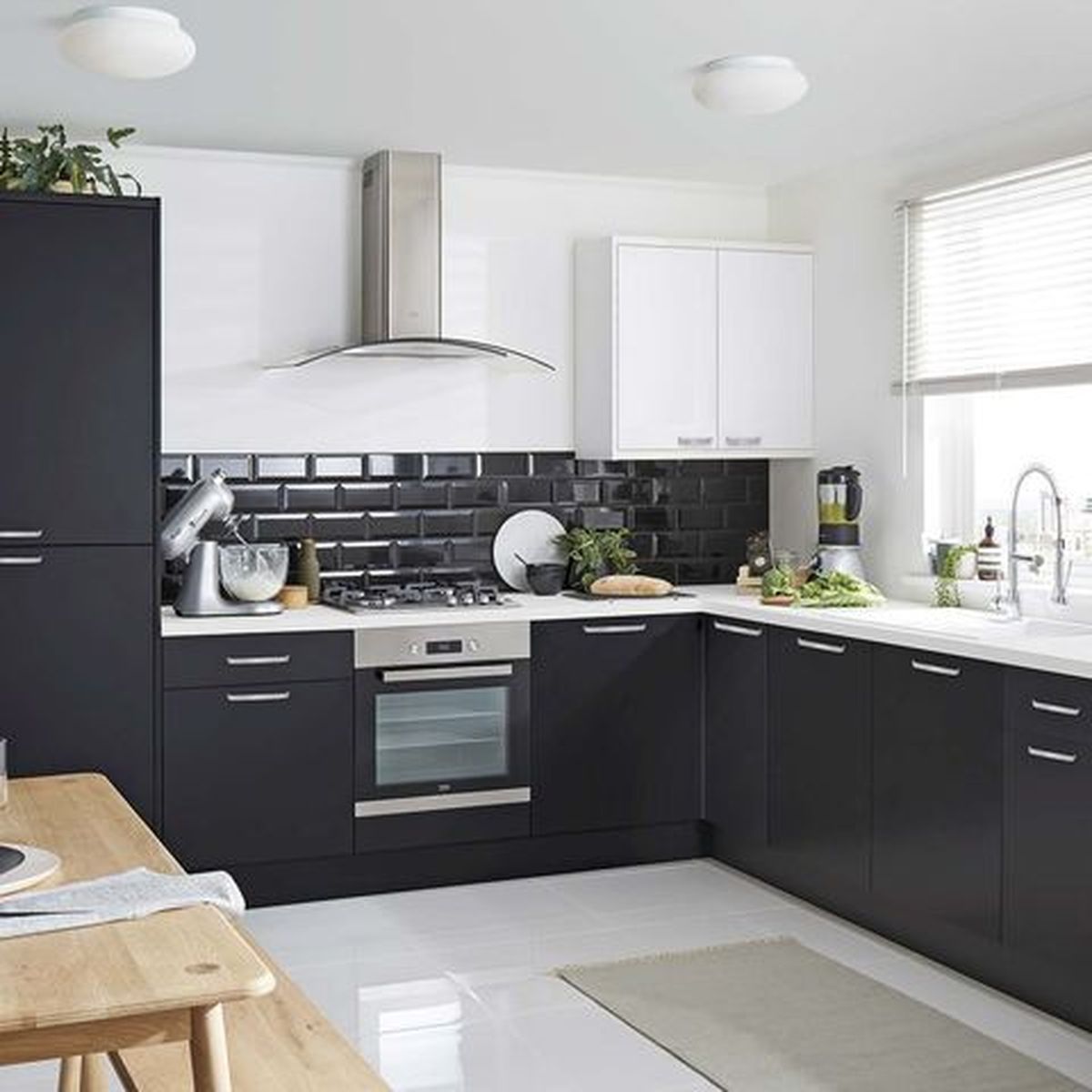 cocina blanca negra mesa sillas madera bricodepot