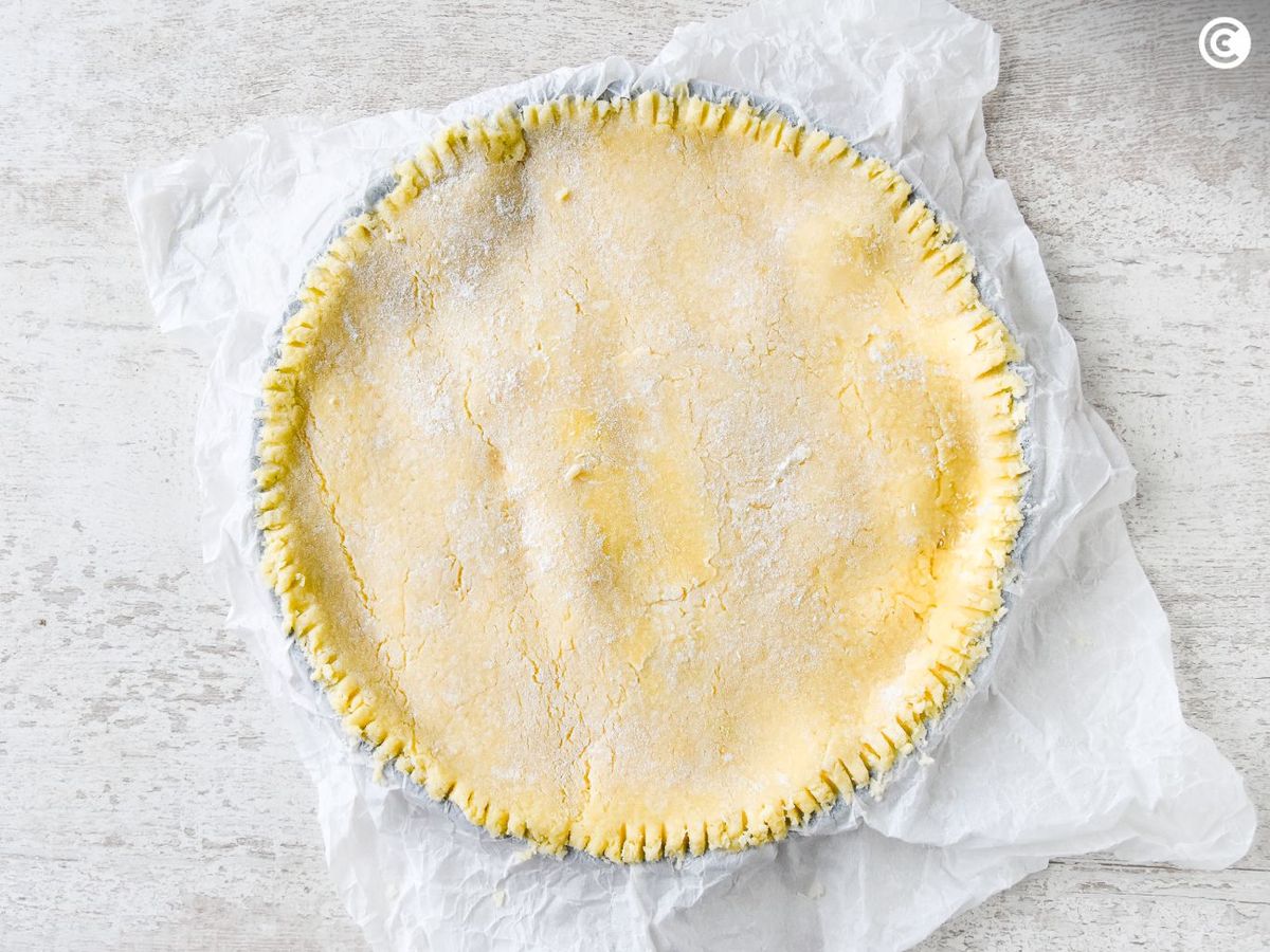 Tapar la torta della nonna con el tercio de la masa reservada