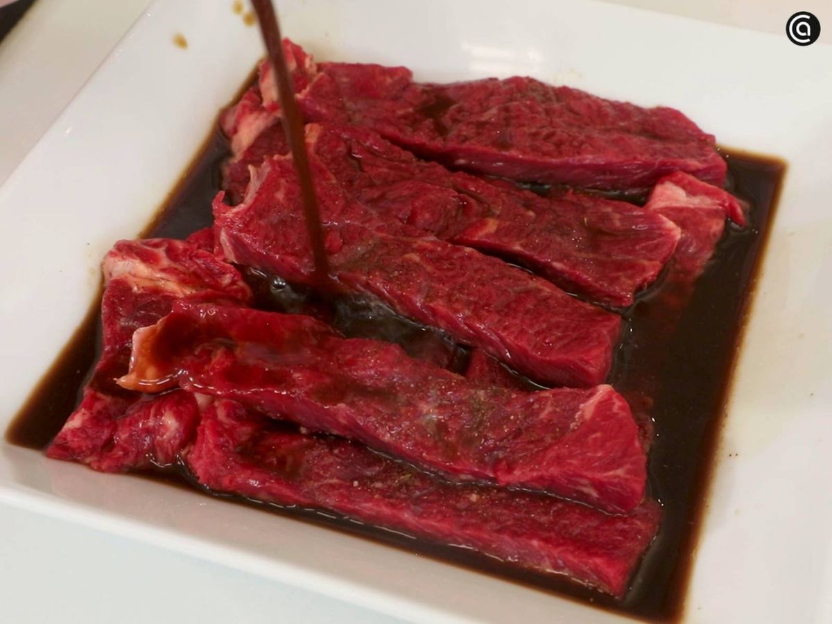 Macera la carne en el café