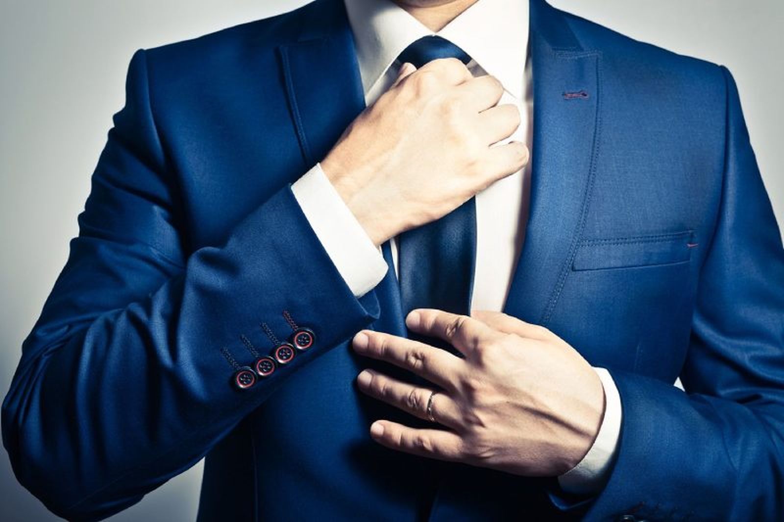 Los puños de la camisa tienen que sobresalir ligeramente del puño de la chaqueta Los puños de la camisa tienen que sobresalir ligeramente del puño de la chaqueta