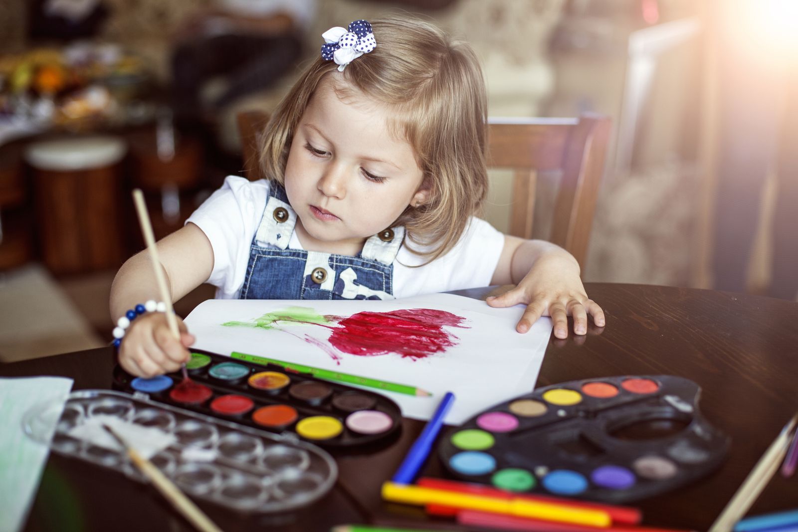 ninos pintando dibujos