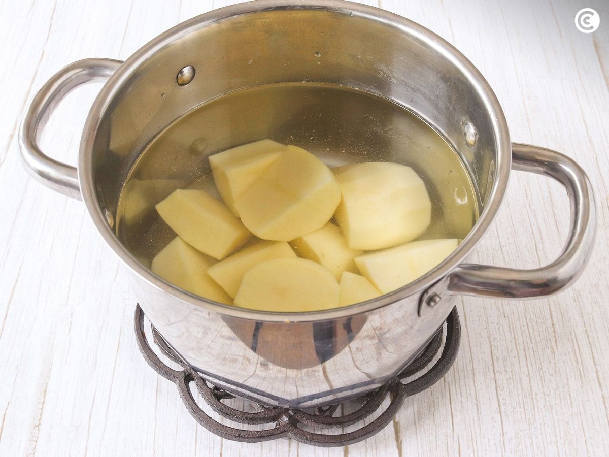 Cocer patatas para hacer el atascaburras